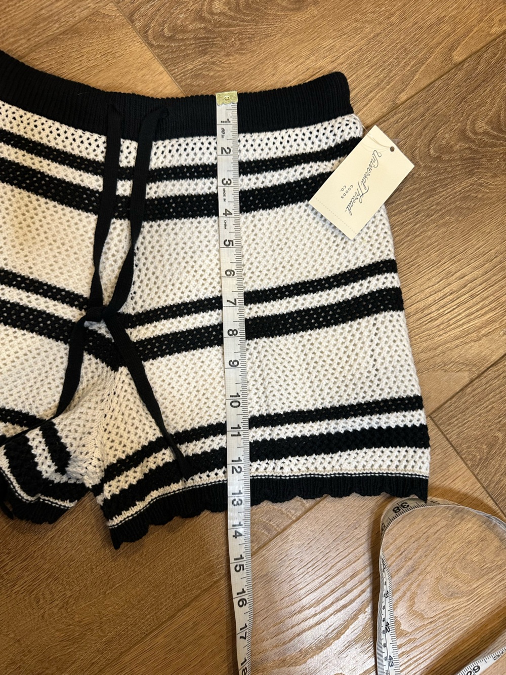 Mid-Rise Openwork Pull-On Shorts XS white &Black Striped crochet scallop hem - Picture 6 of 9